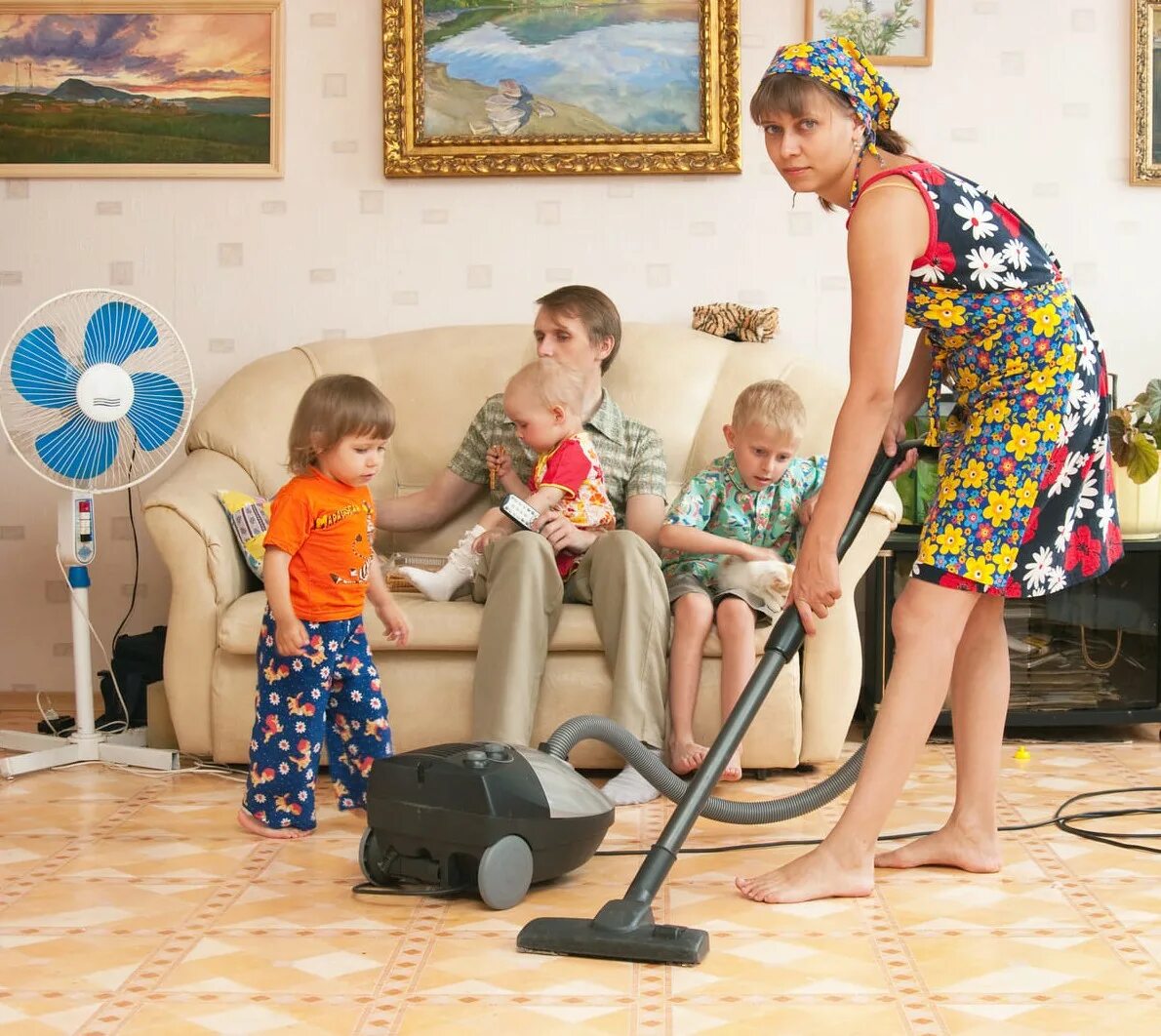 Мама дети квартира. Уборка дети. Семья убирается. Уборка квартиры всей семьей. Дети убираются в доме.