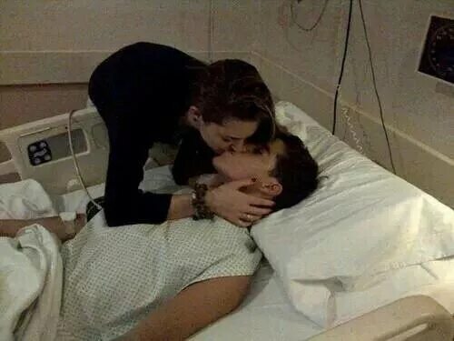 Влюбленные в больнице. Любовные пары в больнице. Любовь в больнице. Влюбленные в больнице. Девушка в больнице парень рядом.