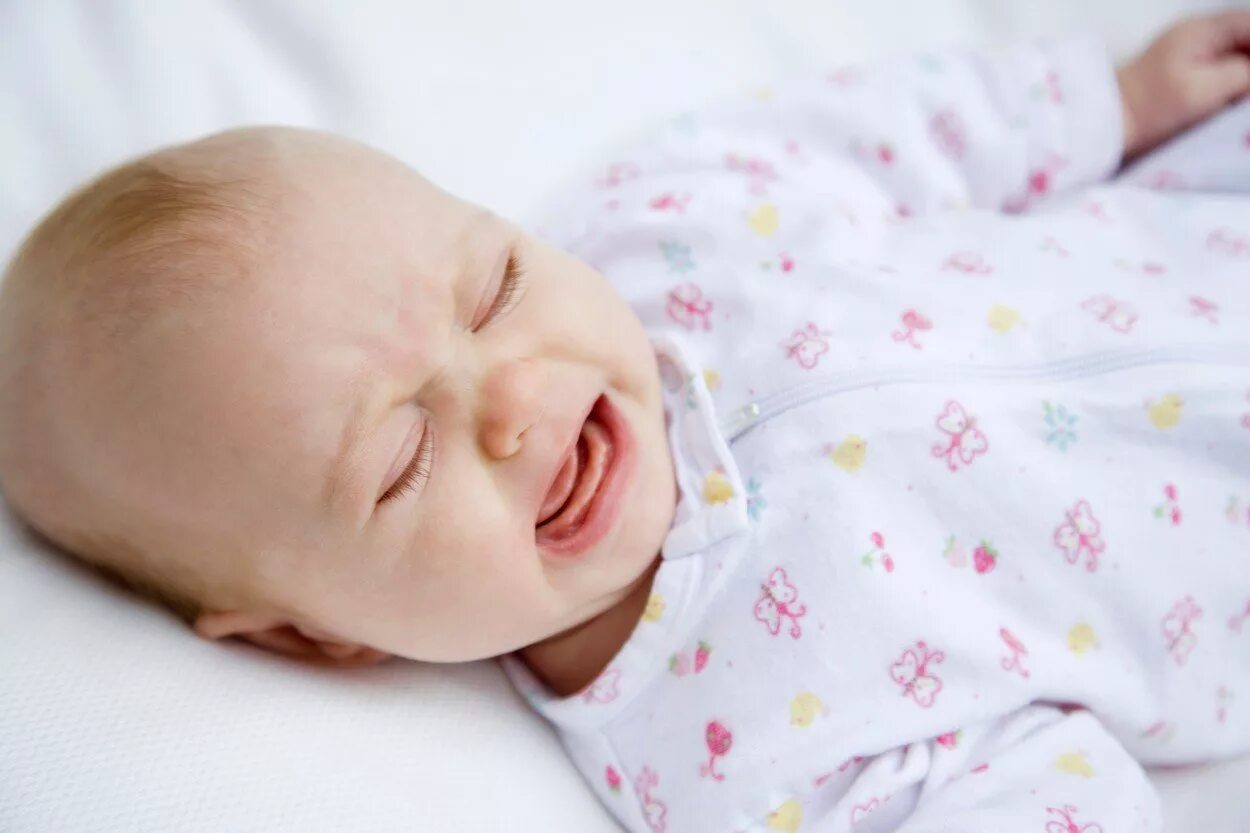 Ребенок 6 месяцев капризничает. Сонный ребенок. Спящий ребенок. Ребенок плачет во сне.