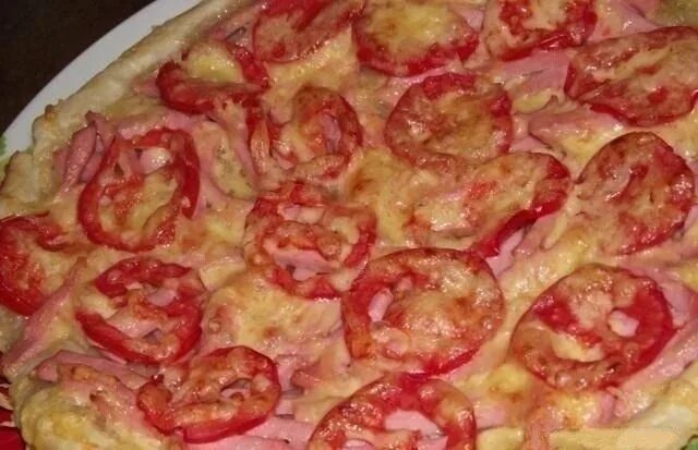 Пицца из колбасы сыра помидор рецепт. Пицца с колбасой и сыром в духовке. Пицца с колбасой и помидорами. Пицца из колбасы сыра помидор рецепт. Пицца с колбасой и сыром и помидорами.