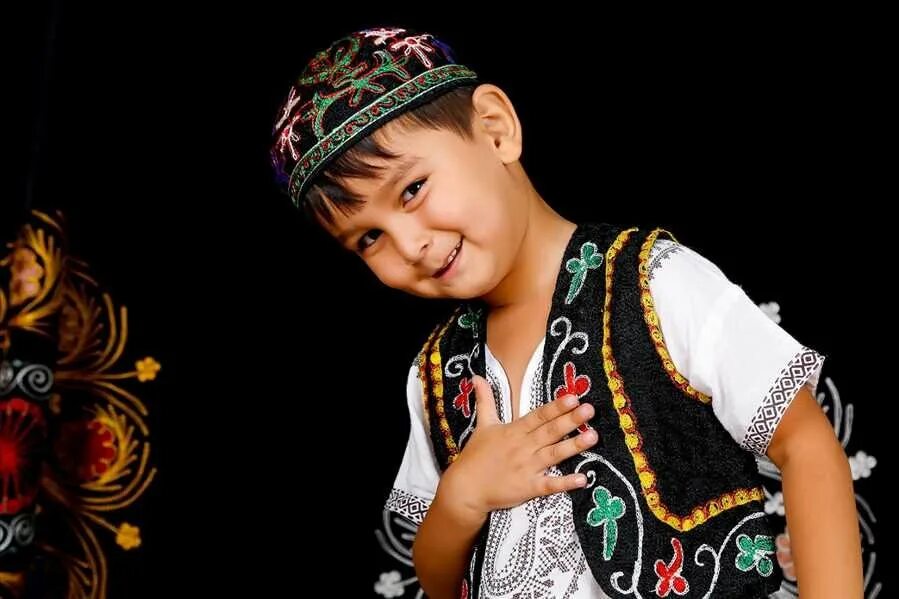 Узбекский перед. Узбекский мальчик. Узбекские дети. Узбекский национальный костюм для мальчика. Узбекский мальчик маленький в национальном костюме.