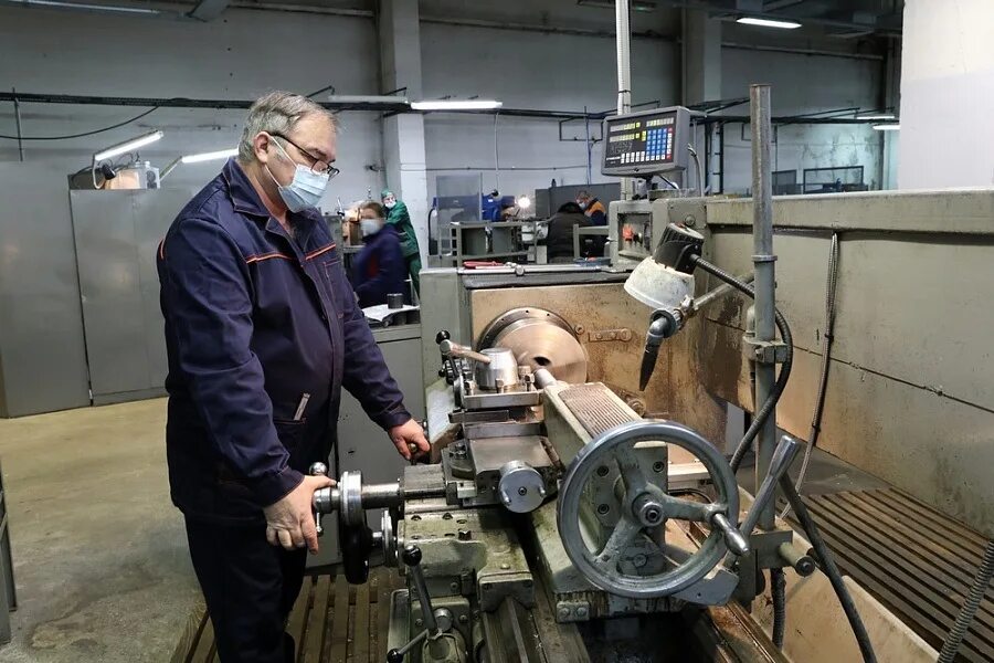 оборонная промышленность. оборонные предприятия краснодарского края. оборонные предприятия краснодарского края. краснодарский приборный завод каскад (кпз каскад). рабочий на заводе.