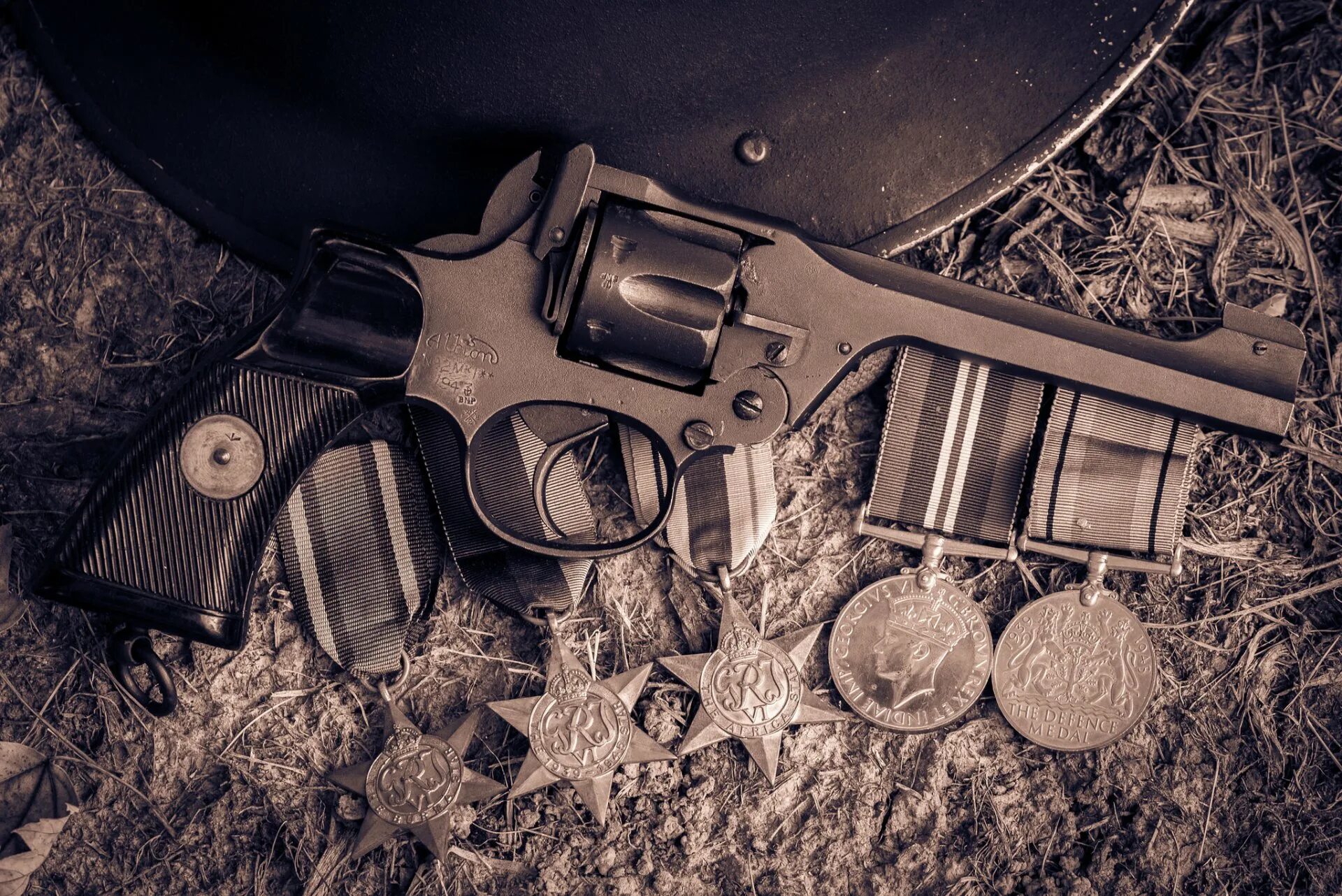 Обои из тт. Револьвер Веблей. Enfield mk1 револьвер. Револьвер Наган ТТ. Пистолет ТТ И Наган.