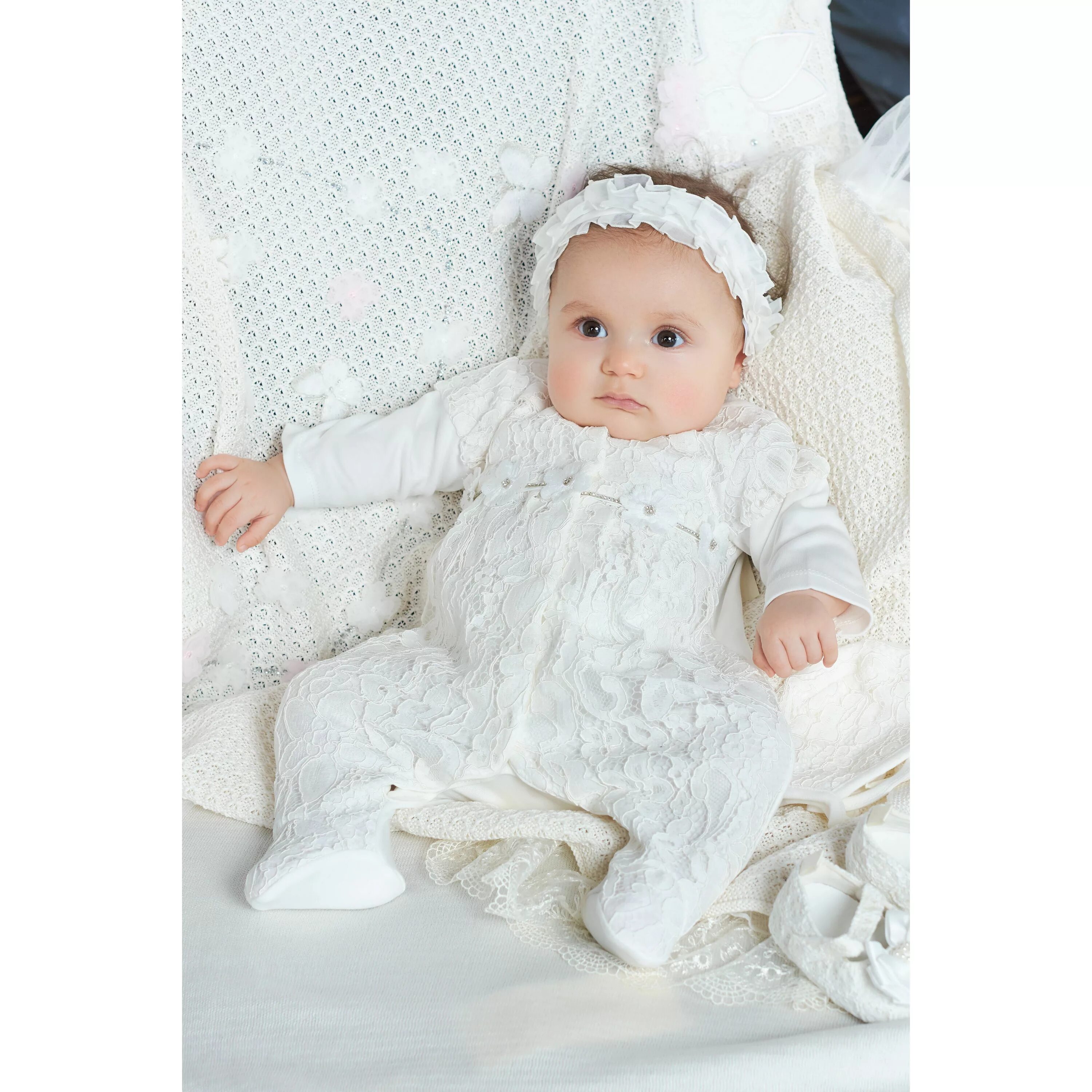 На выписку для новорожденного комплект для девочки. Вязаные детские вещи. Белый комплект для девочки. Вязаные вещи для малышей. Комплект белая футболка и черные шорты.