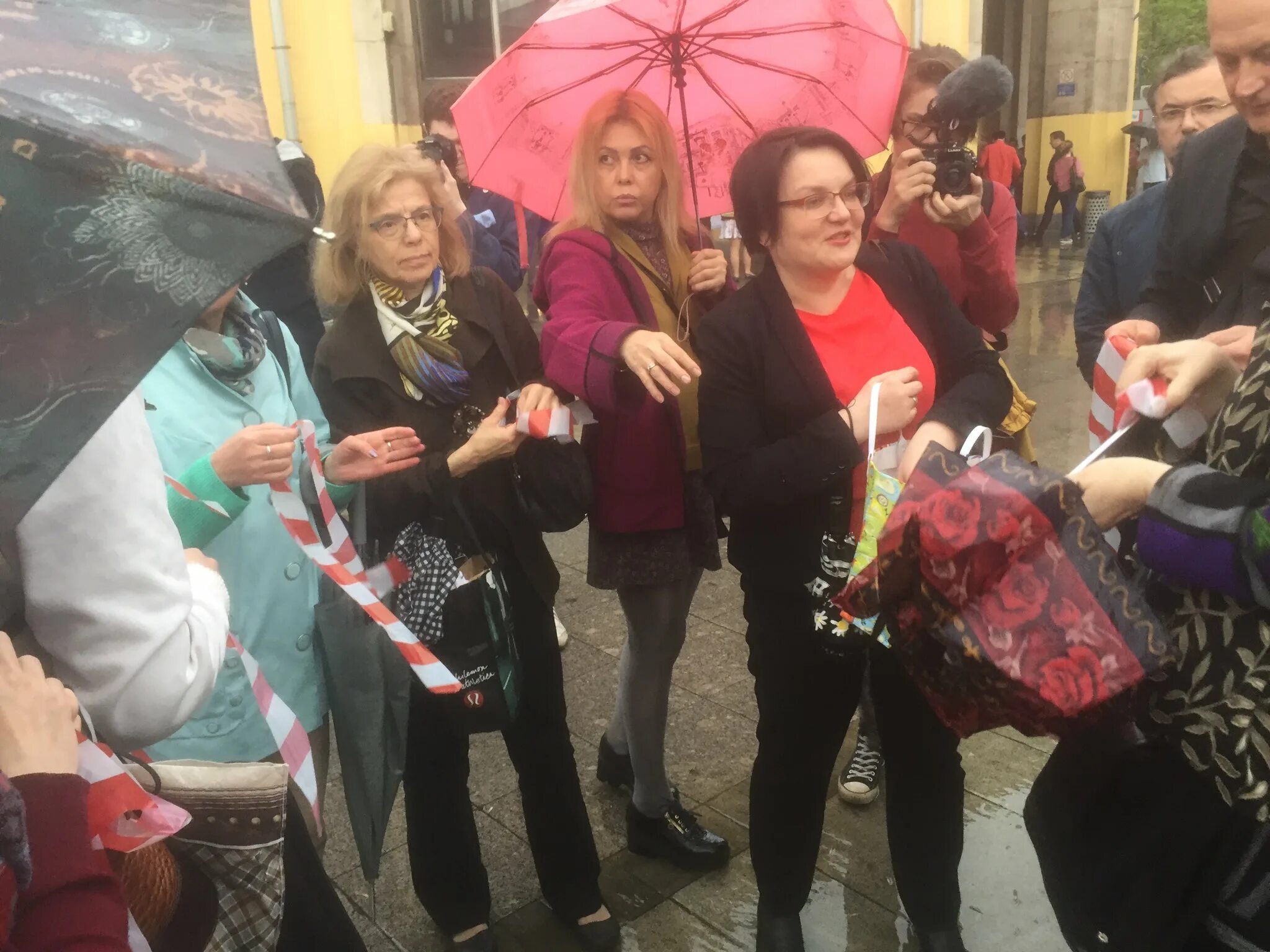 раздача святой воды в даниловском монастыре. в москве раздают тюльпаны. волонтеры москвы раздавали ленты фото москва тверской бульвар 2022. где в москве раздают. 8 марта в метро москвы.