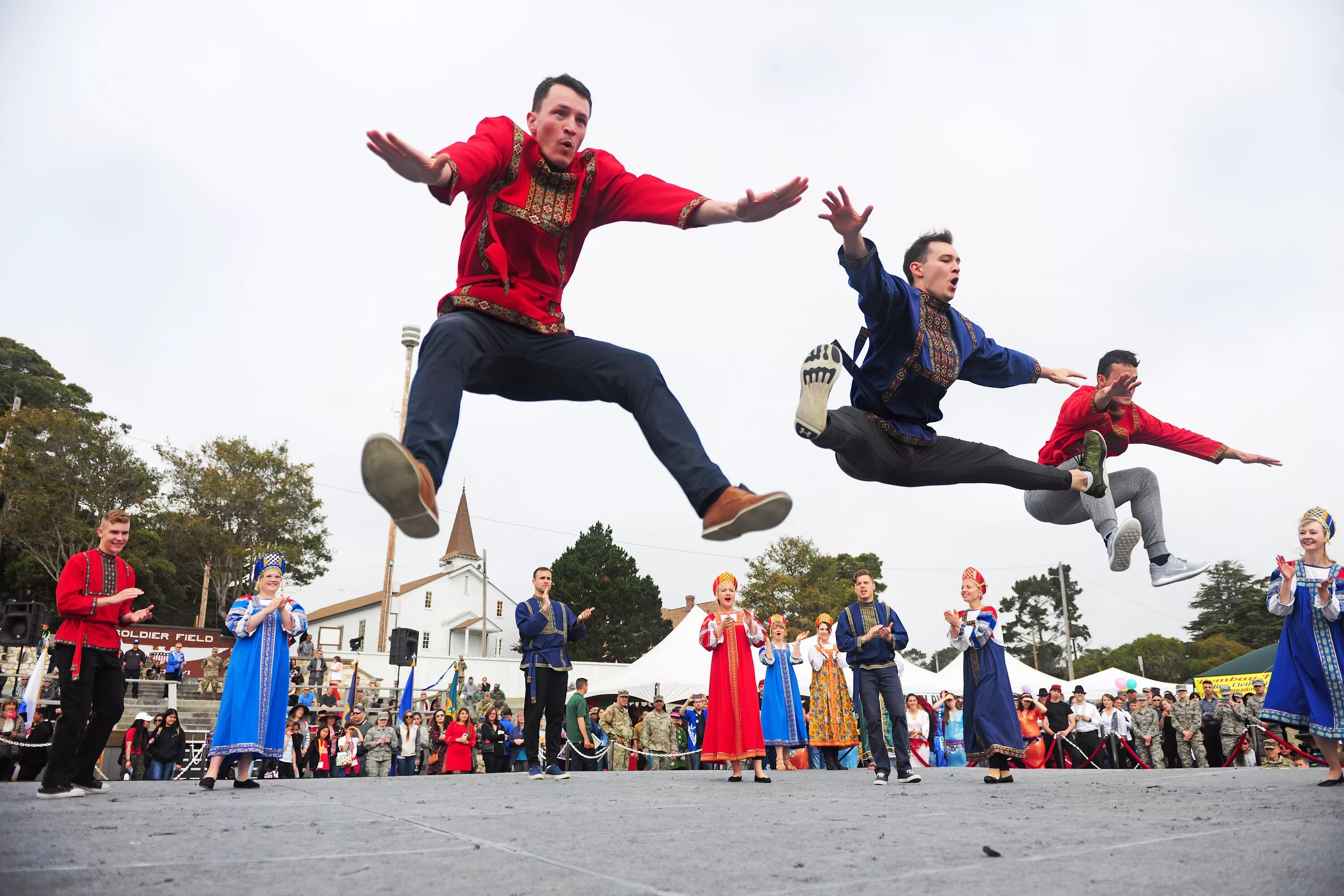 Jump up be. Fall guys прыгает. jump up and down. пипл джампинг бади. jump jump jump.