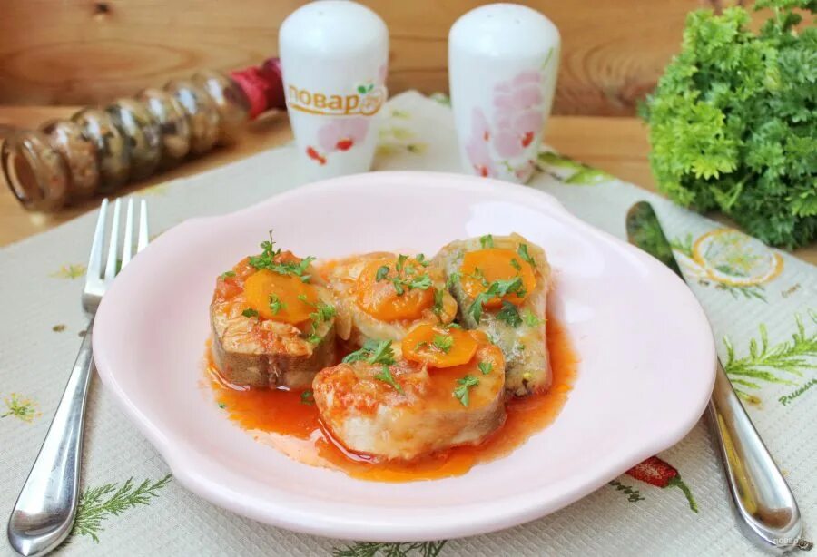 Рыба хек с морковкой. Хек тушеный. хек тушеный с овощами. рыба хек тушеная с морковью и луком томатом. хек тушеный с морковью и луком на сковороде.