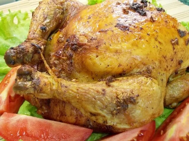Приготовление курицы с яблоками. Курица с яблоками в духовке. курочка в фольге в духовке. курица в фольге в духовке целиком. домашняя курица в духовке целиком в фольге.