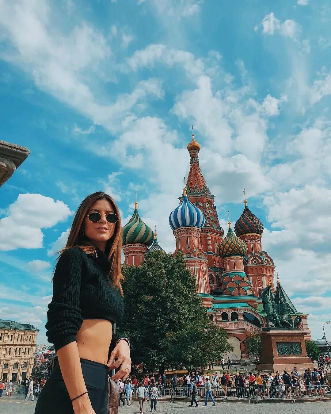 Москва фотогеничная. Девушка на красной площади. Красивые девушки Москвы. Фотосессия на красной площади. Красивая девушка на красной площади.