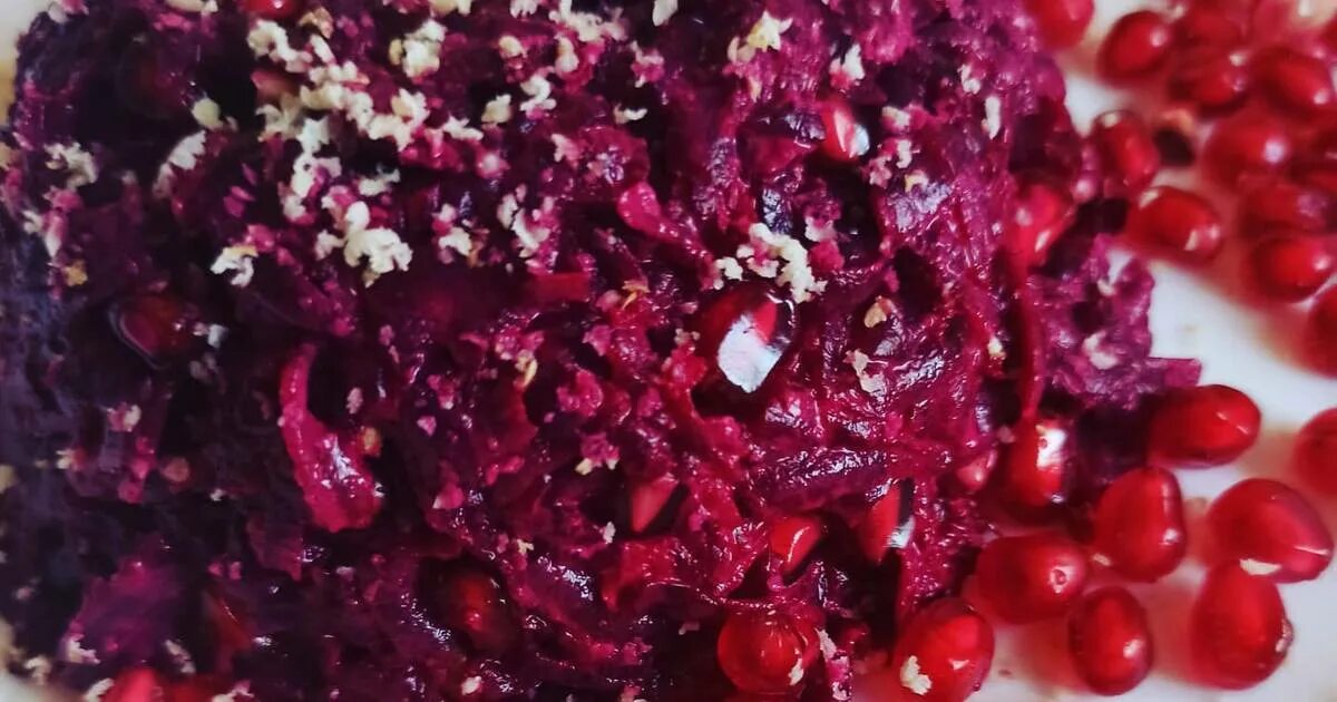 Салат со свеклой и гранатом и грецкими. Салат с гранатовыми зернами. Салат с гранатом и свеклой. Гранатовый браслет ингредиенты. Салат свекла гранат грецкий орех.