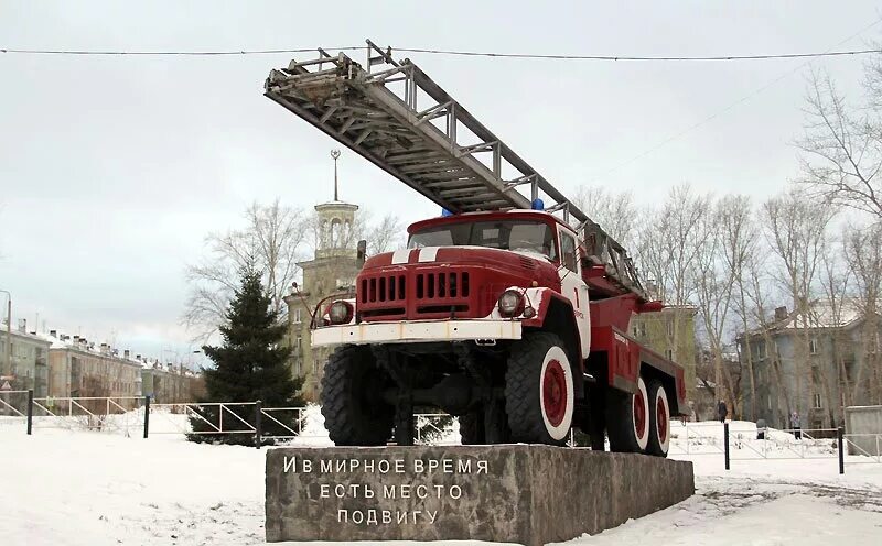 Памятник пожарному автомобилю. Памятники города Озерска Челябинская область памятник пожарным. Памятник пожарной машине Кыштым. Памятник пожарным Озерск. Озёрск Челябинская область.