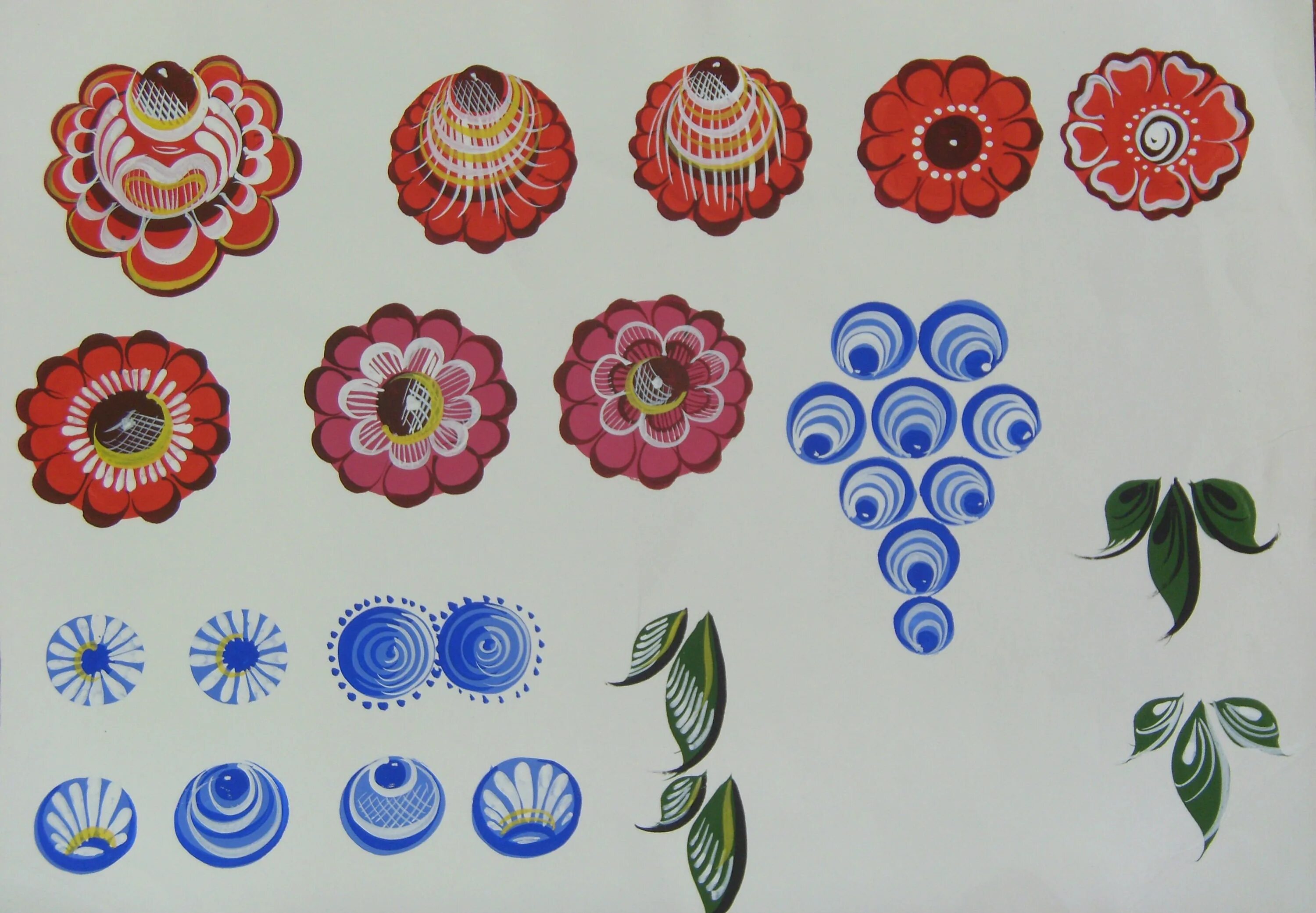 Рисунок декоративной росписи. Городецкая роспись цветочный мотив. Городецкая роспись из розанов и купавок. Росписи русские народные городецкая. Прикладное искусство городецкая роспись.