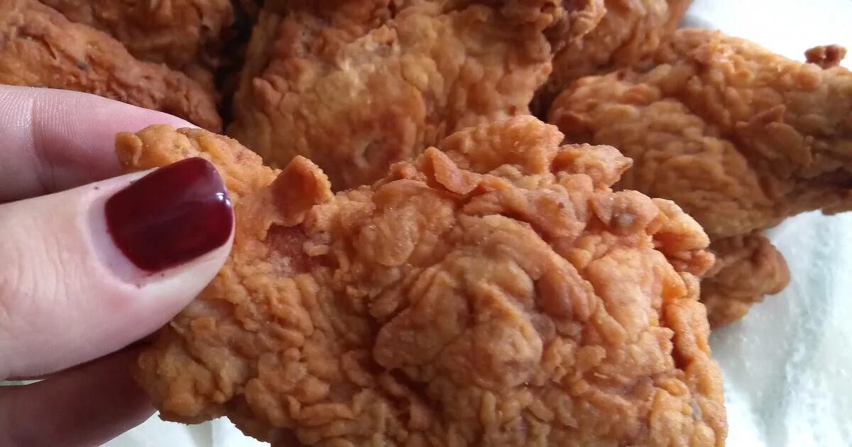 Острые наггетсы кфс. Льезон соус. Острые крылышки кфс. Крылышки в панировке кфс. Куриные крылышки kfc.