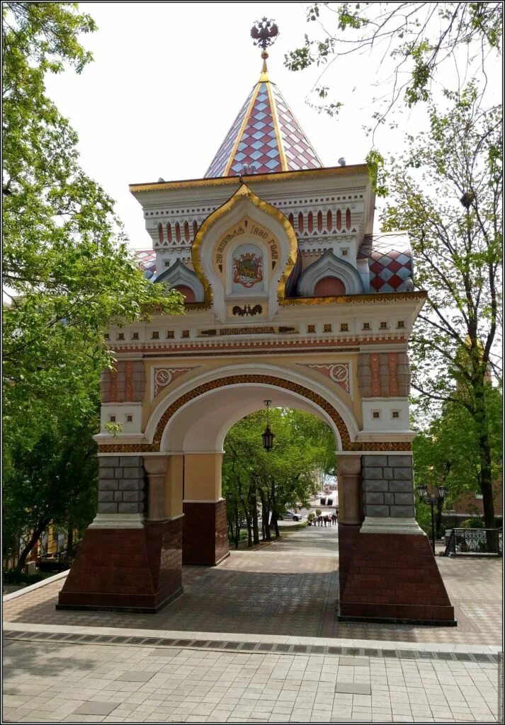 Николаевские триумфальные ворота. Николаевские триумфальные ворота владивосток. Арка цесаревича во владивостоке. Николаевские триумфальные ворота арка цесаревича. Триумфальная арка цесаревича николая во владивостоке.