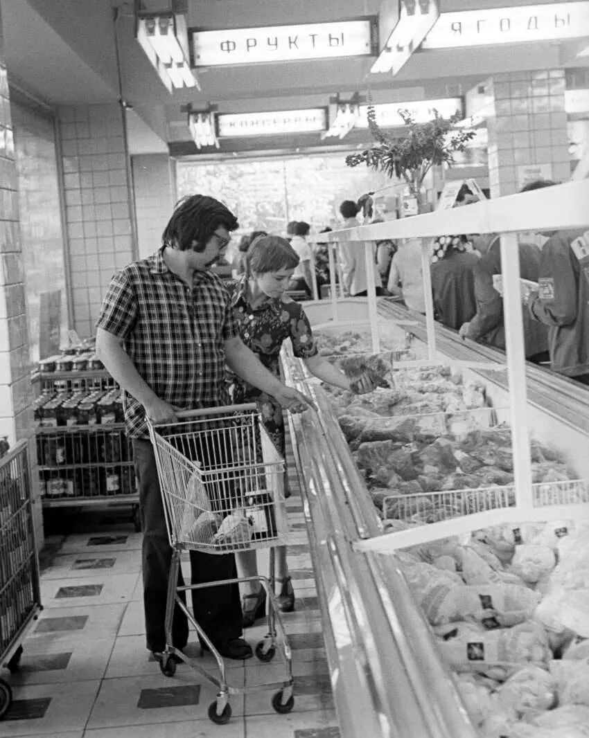 Магазины 80 годов. Магазины 70 80 годов. Полки магазинов в 70 годы. Советские парикмахерские. Магазины 70 80 годов.