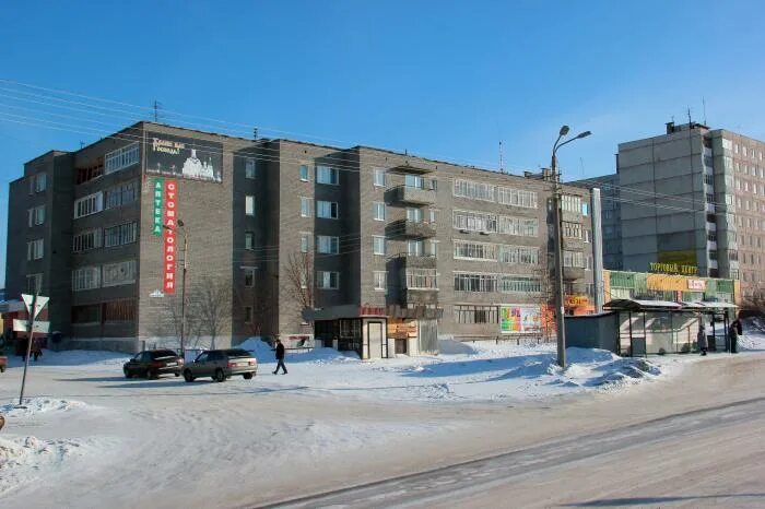 магазин дом мончегорск. сопчинская 6 мончегорск. мончегорск торговые центры. магазин светофор снаружи. воркута магазин алькор.