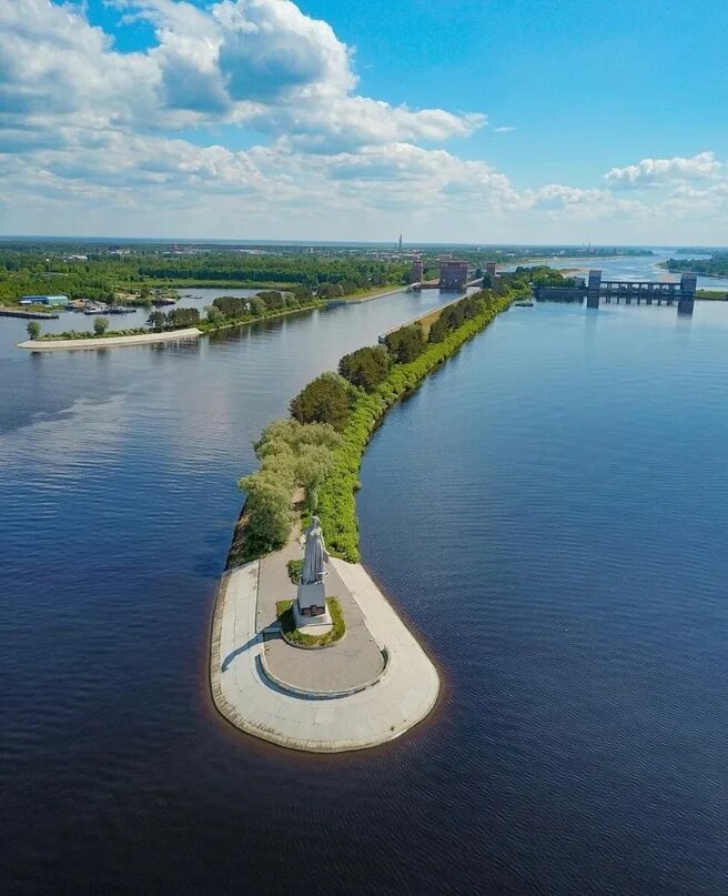 Рыбинск собор и мост. Монумент волга-мать в рыбинске. Монумент волга рыбинск. Памятник волге в рыбинске. Рыбинск статуя мать-волга.