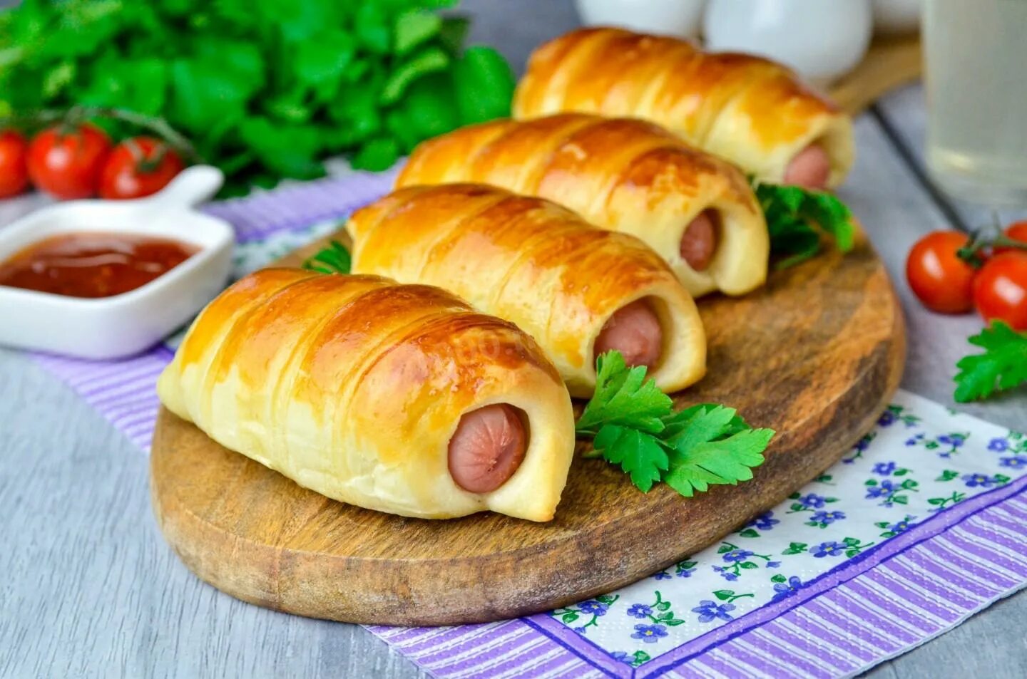 Сосиска в тесте. Сосиски в тесте красиво. Форма для сосисок в тесте. Пирожки сосиски в тесте. Выпечка сосиска в тесте.