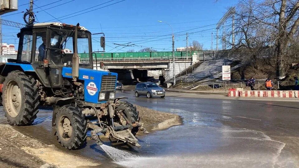 Улица Полесье Орел. Паводки в Орловской области. Техника которая убирала улицы 2010 года. Фото людей весной в городе.