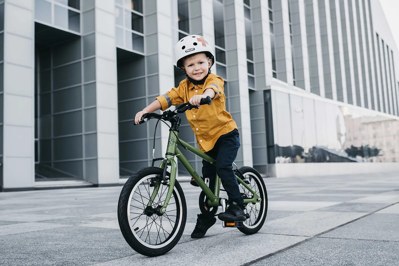 The children ride bikes. Велосипед детский. Дети с велосипедом. Детский велосипед с ребенком. Современные велосипеды для детей.