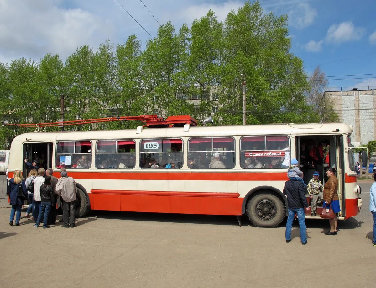 Троллейбус солнечная. Кировское троллейбусное депо Новосибирск. Троллейбусное депо Киров. Троллейбус ЗИУ 5д Москва. Киров ЗИУ 5.