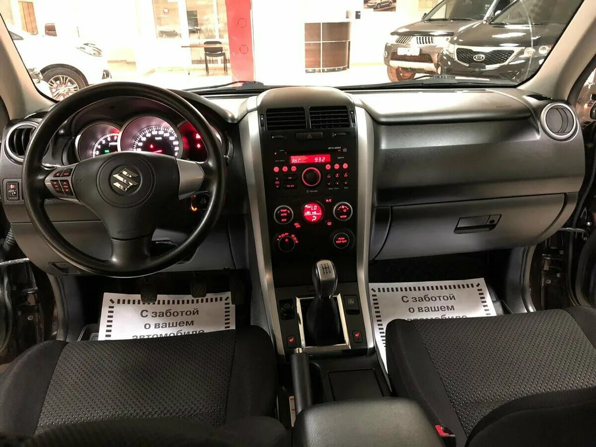 Suzuki grand vitara салон. Grand Vitara 2008 салон. Suzuki Grand Vitara 2011 салон. Гранд Витара 2008 салон. Сузуки Гранд Витара 2011 салон.