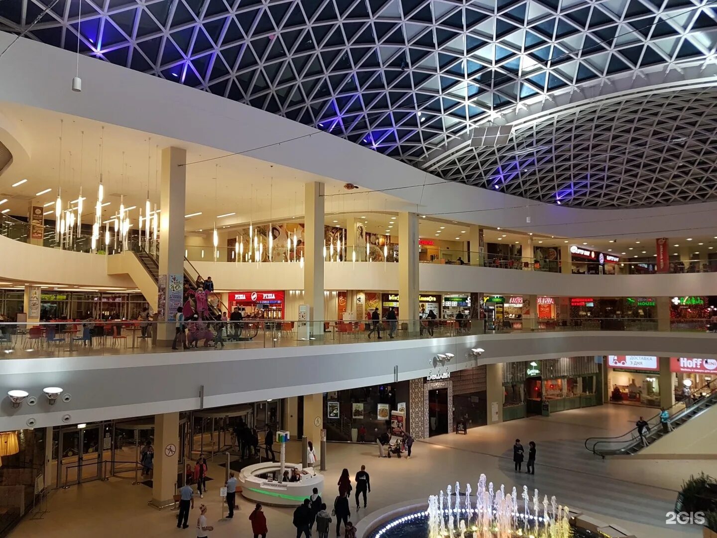 Огромный торговый центр. Петербургская улица 9 тц республика. Республика татарстан казань петербургская улица 9 тц республика. Г красноярск тц планета. Торговый центр фасад.