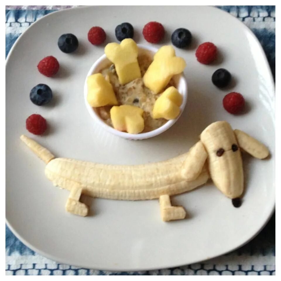 Еду сам. Фигурки из банана. Завтрак из фруктов для детей. Фигуры из еды для детей. Красивый завтрак из фруктов для детей.