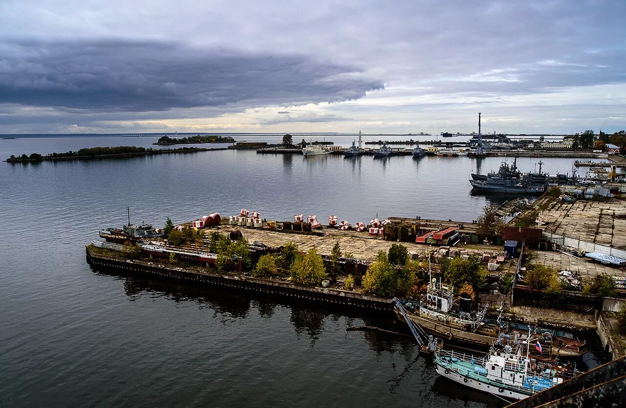 средняя гавань. петровская пристань в кронштадте. петровская набережная кронштадт. петровская пристань в кронштадте. средняя гавань.