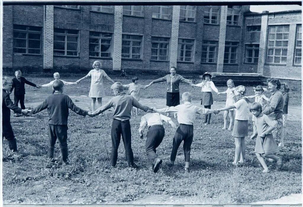 советские дети во дворе. дворовые детские игры колечко колечко. игры вашего детства. игра дворовые игры ссср. дворовые игры нашего детства ссср серсо.