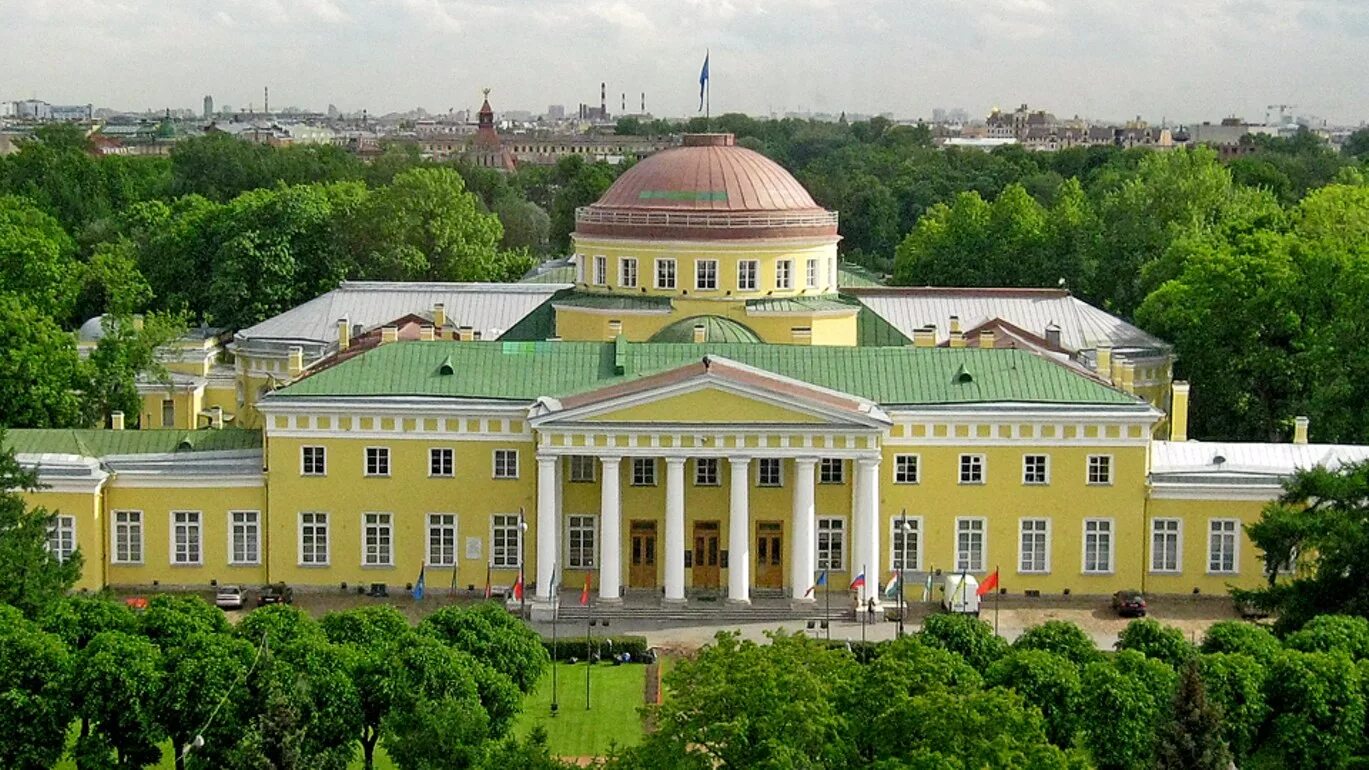 Дворцов е в