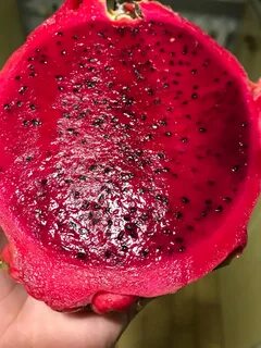 Фрукт белый с черными зернышками