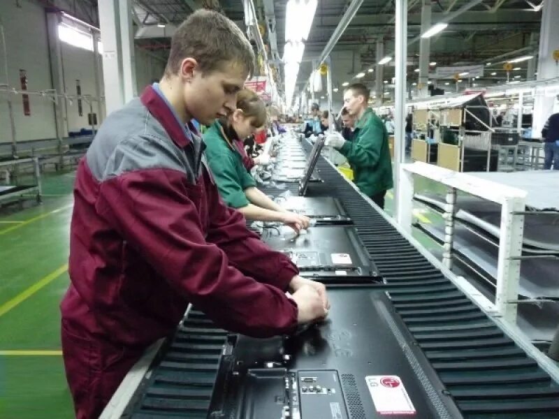 Авито работа на заводе. Сборщик на конвейере. рабочие на конвейере. сборщик на заводе.