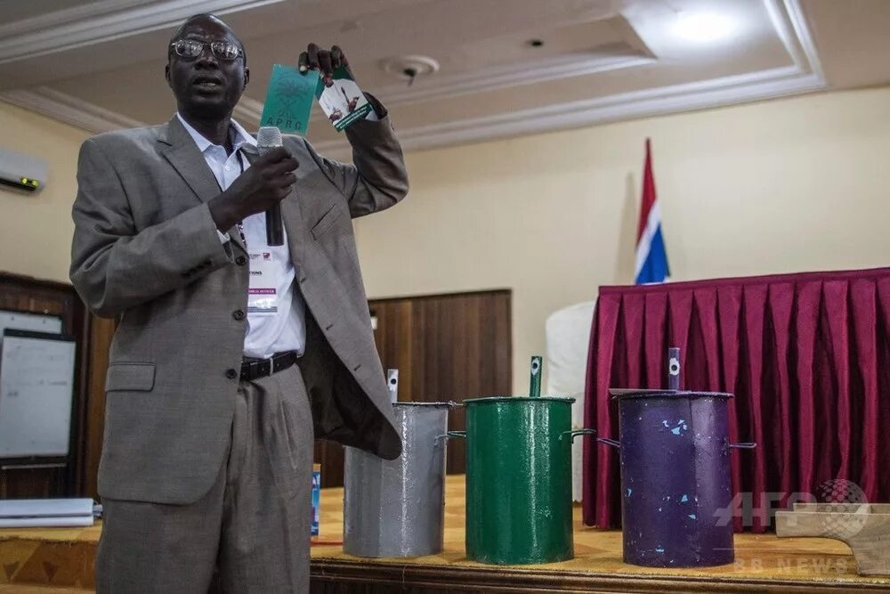 Vote use. Выборы в Гамбии. Гамбия картинки с голосования. Негры у урны с голосованием в США фото.