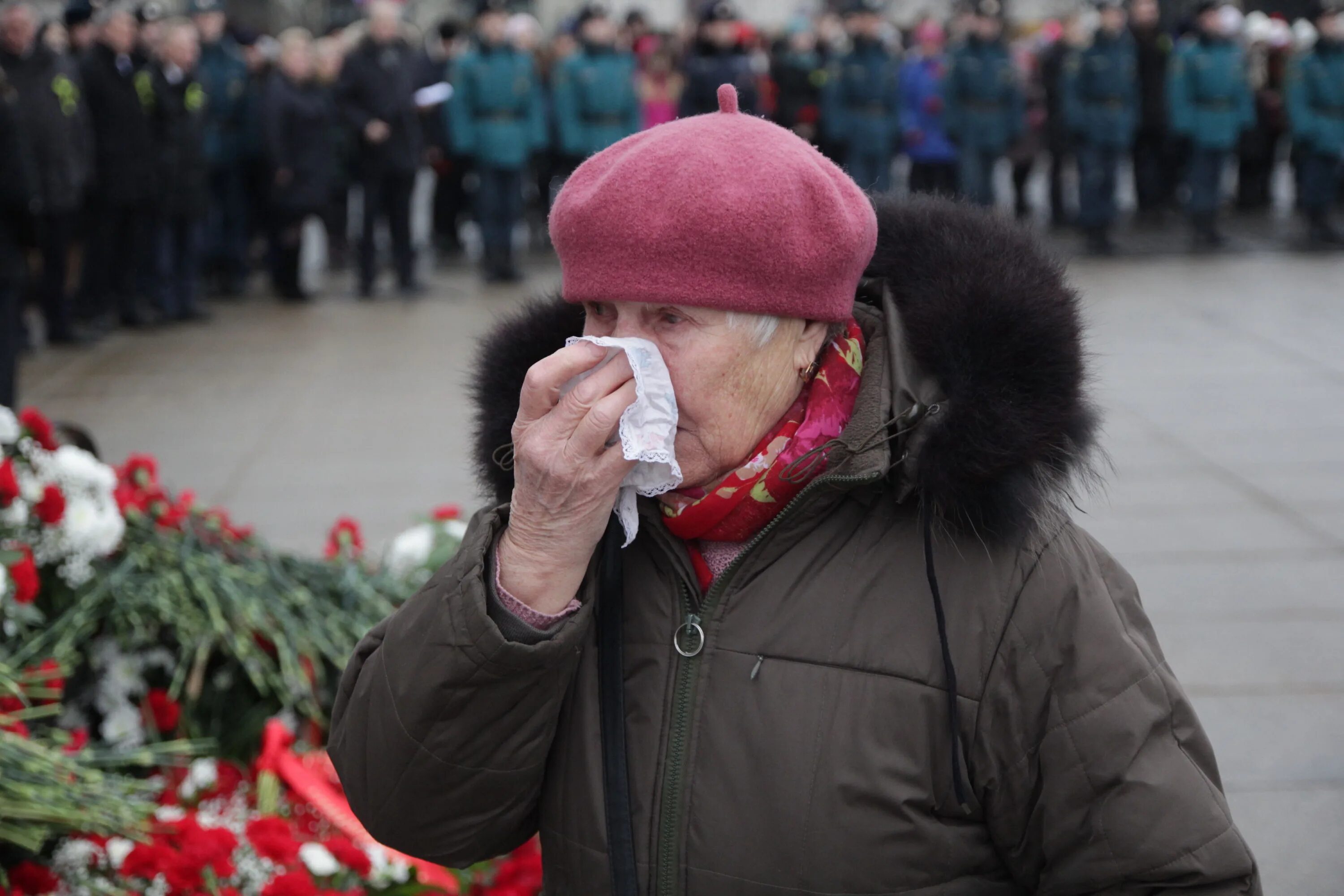 Блокада 75. Сегодня ленинградцы плачут. Блокадники Петроградского района. Сегодня в городе салют сегодня ленинградцы плачут.