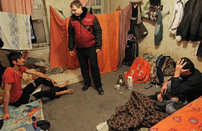 Мигранты в квартире. Сосед сдал квартиру мигрантам. Сосед сдал квартиру мигрантам. Резиновая квартира мигранты. Общежитие гастарбайтеров.