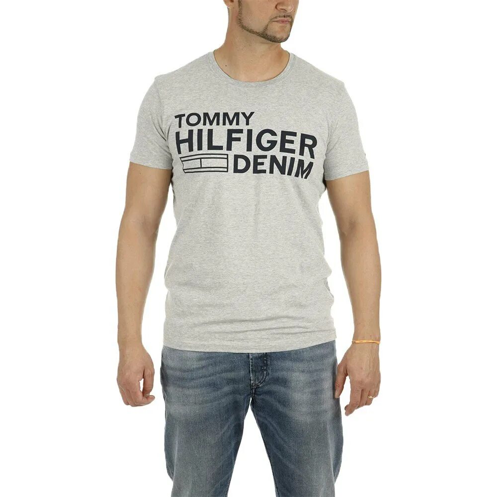 Tommy shriggly кто это. Tommy Hilfiger Denim t-Shirt Gray. Посадки футболок. Томми надпись. Tommy sinny футболка.