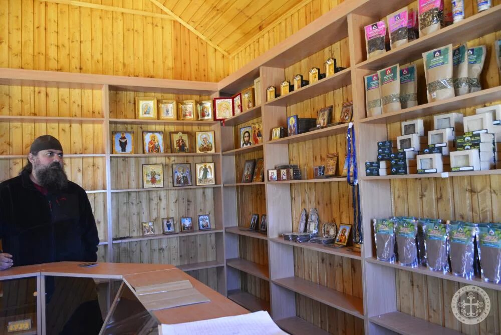 Монастыри церковные лавки. Монастыри церковные лавки. Монастырская иконная лавка в оптиной пустыни. Церковная лавка сретенского монастыря в москве. Монастыри церковные лавки.