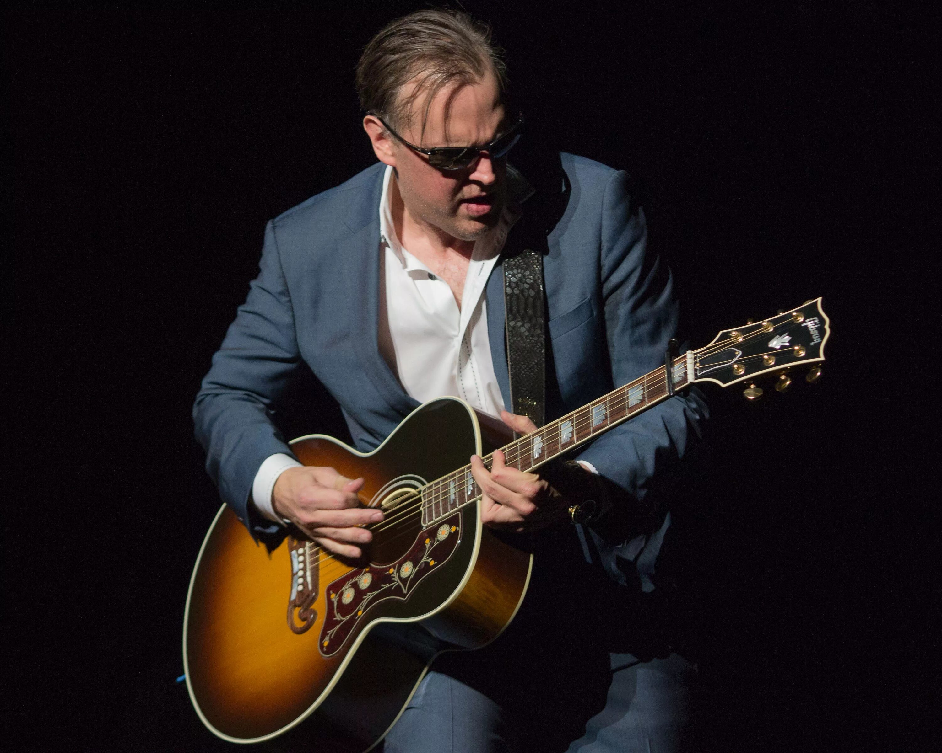 Джо бонамасса роскошный. Joe bonamassa фото. Джо бонамасса гитарист. Джо бонамасса 2021. Joe bonamassa 2022.
