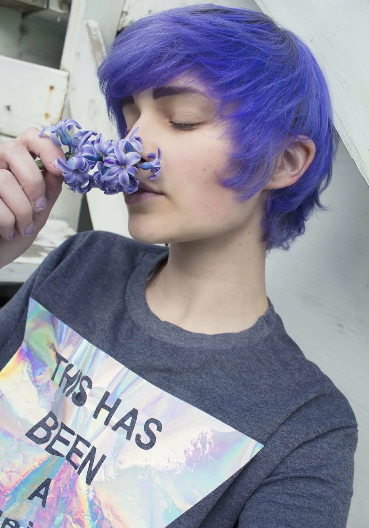 Ева элфи с фиолетовыми волосами. Парень с фиолетовыми волосами эстетика. Мальчик с сиреневыми волосами. Пацан с фиолетовыми волосами. Фиолетовые волосы у мужчин.