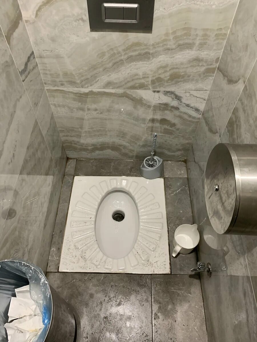 Унитаз для общественного туалета. Турецкий туалет. Турецкая чаша туалет. Туалет в Турции.