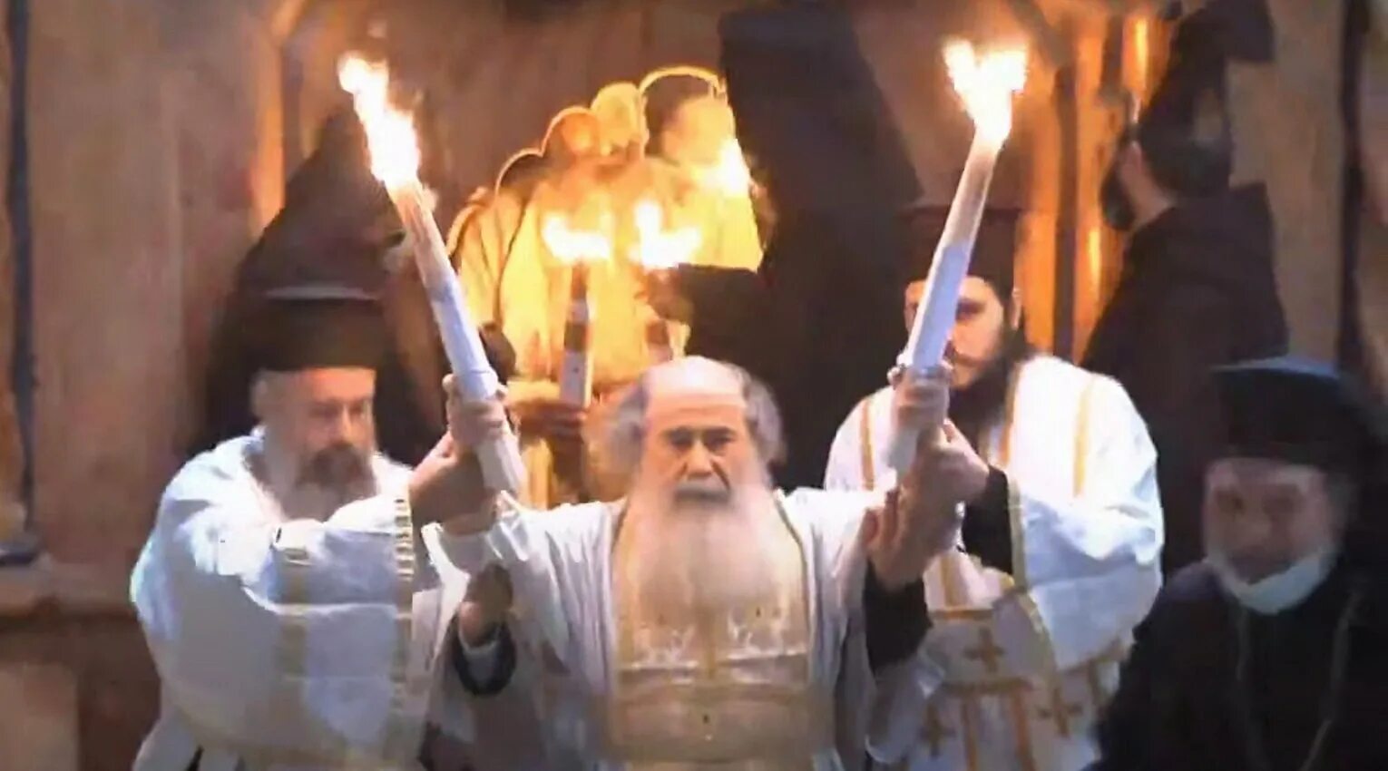 Стена плача без людей в иерусалиме. Благодатный огонь в храме господня в иерусалима. В иерусалиме священник. В иерусалиме священник. Иерусалим служители церкви.