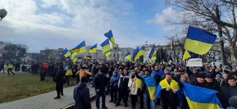 Митинг украинцев. Русский и украинский флаг. Митинг в Херсоне. Марш националистов в Украине. Антироссийские митинги в Украине.