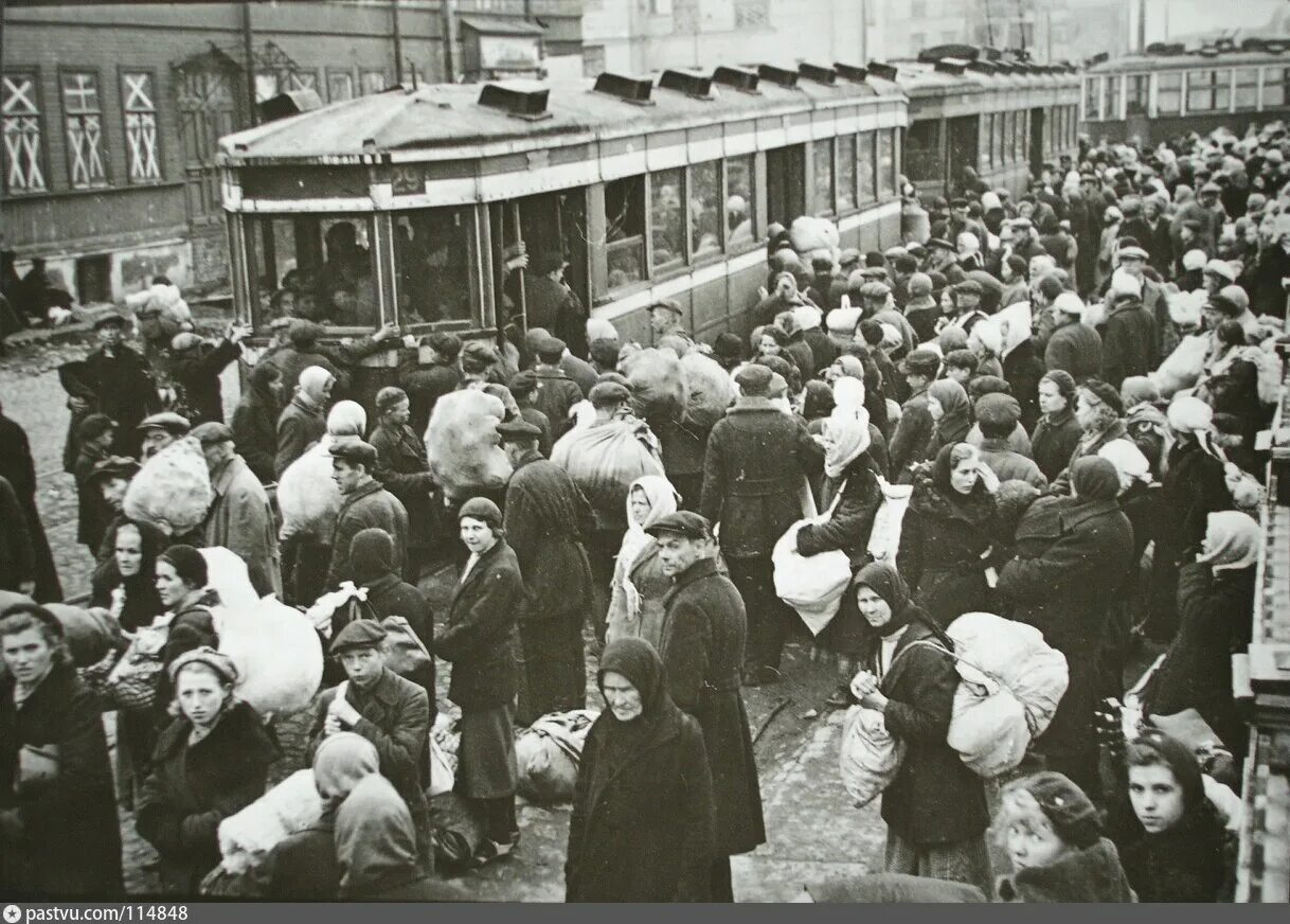 Мирная блокада. Московская паника октября 1941. Эвакуация из Ленинграда 1941. Паника в Москве 16 октября 1941. Эвакуация населения блокадного Ленинграда.