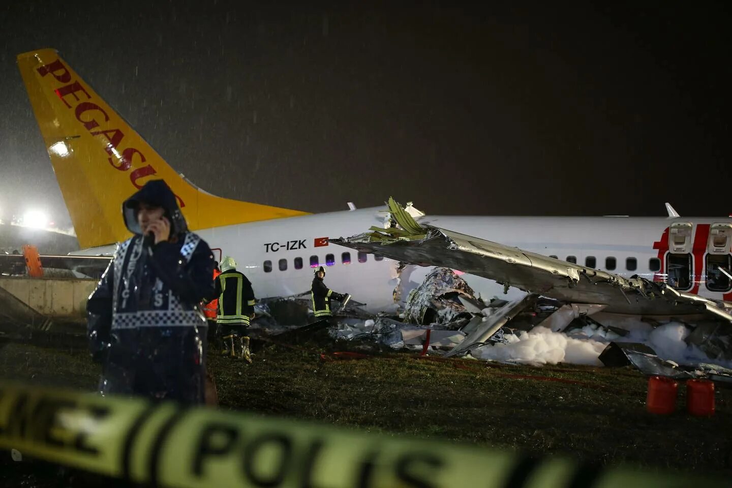 Победа сочи крушение. Посадка Boeing 737. Боинг 737-800 Pegasus Airlines. Авиакомпания Пегасус авиакатастрофа. Крушение Boeing 737 в Стамбуле.