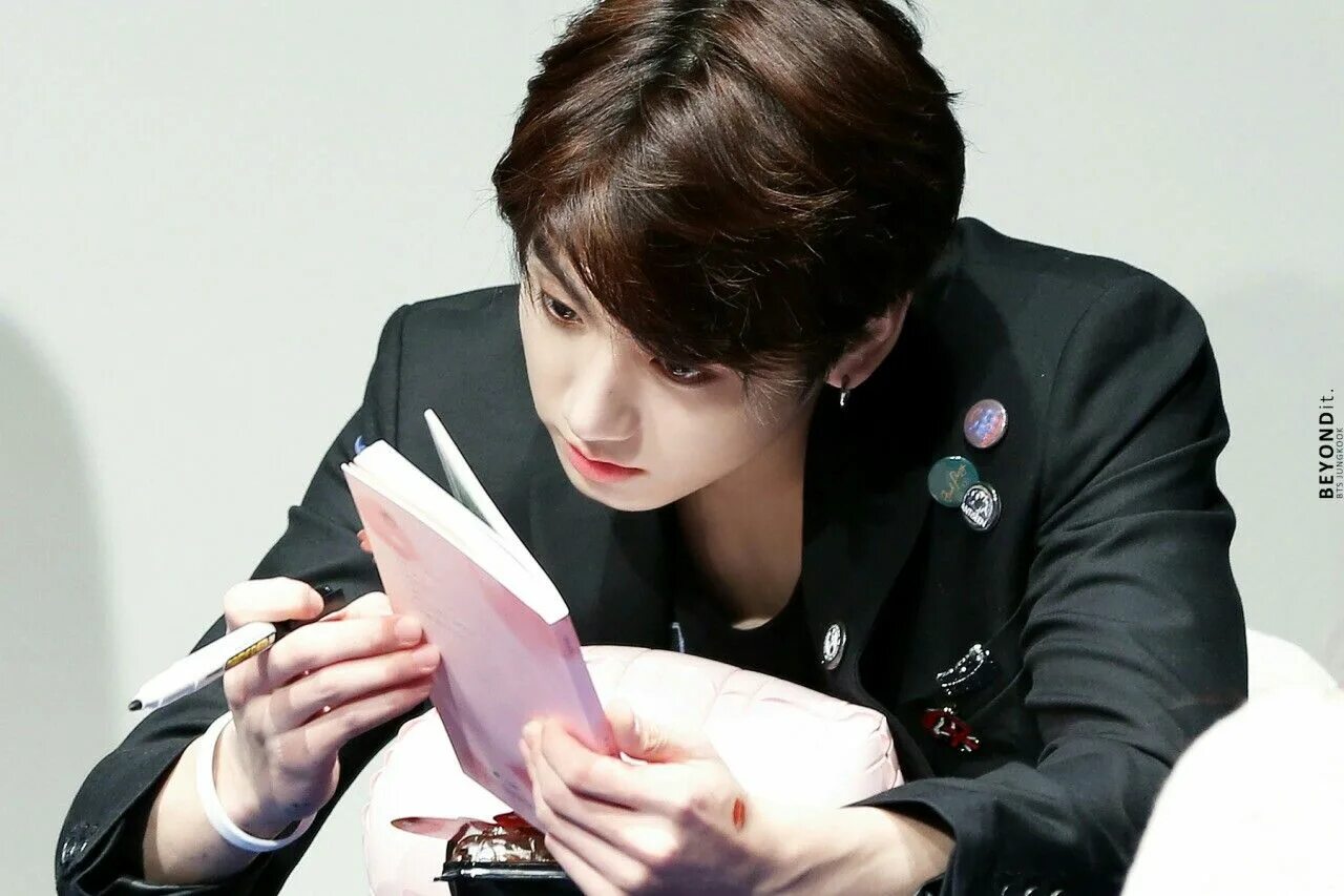 Bts jung kook. Чонгук БТС. Чон Чон Гук BTS. Фансайн БТС. Чонгук БТС 2022 Эстетика.