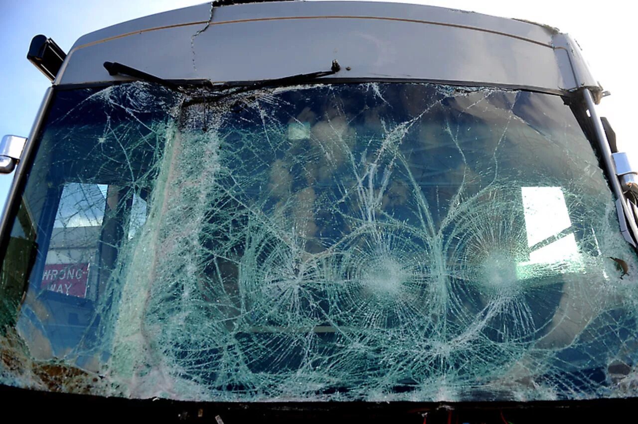 Разбитое лобовое стекло на ВАЗ 2170. Стекло лобовое на автобус real 0000010. Разбитое лобовое стекло автобуса. Разбитое стекло в автобусе.
