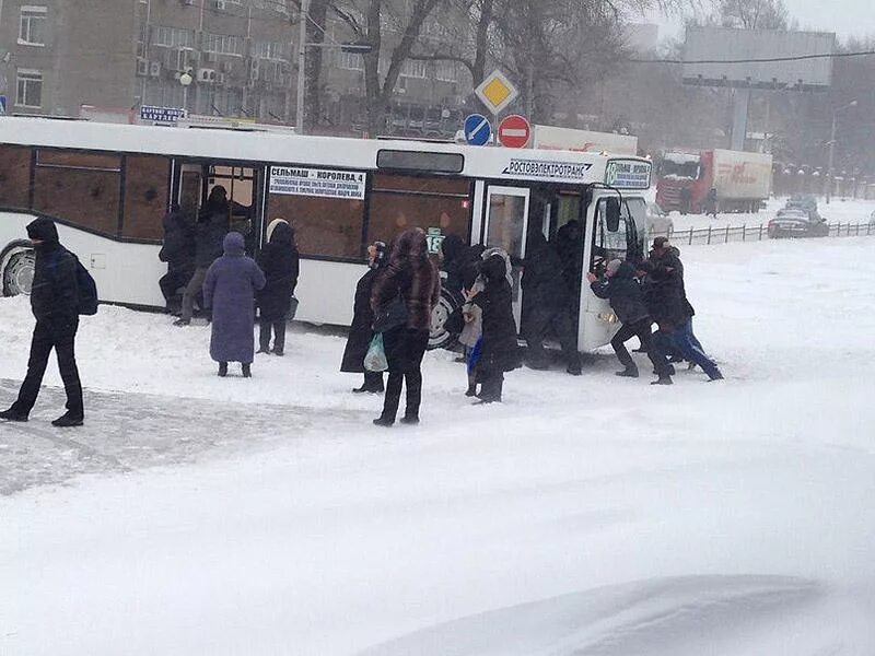 Ростов зимой. Мэрия ростова на дону ночь. Зима в ростове на дону 2021. Ростов на дону какая зима. Пушкинская ростов на дону зимой.