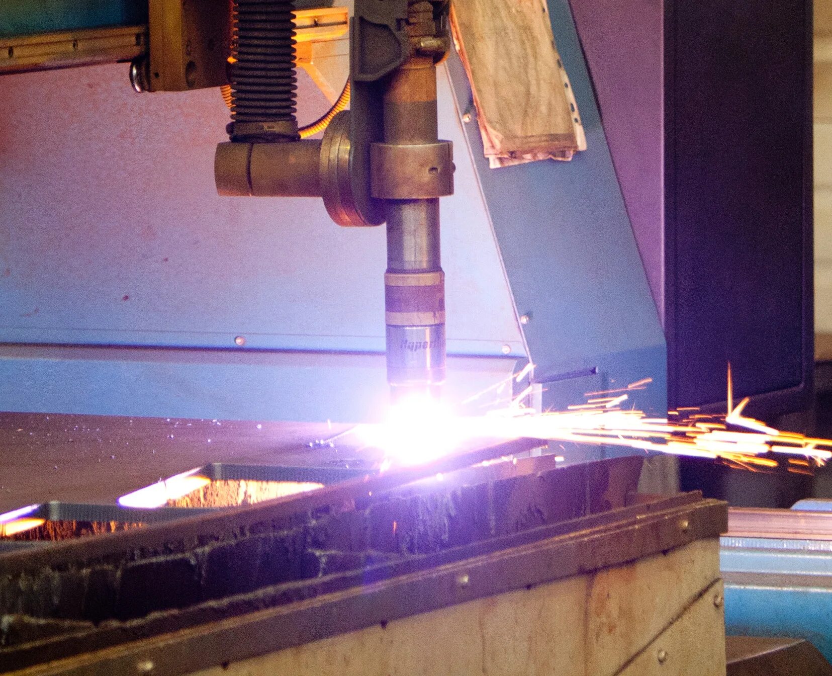 Чпу плазморез продукция. Резка листового проката. Плазменная резка 30мм. Станок газо-плазменной резки металла с чпу с труборезом гпрт-1560. Плазменная резка металла.