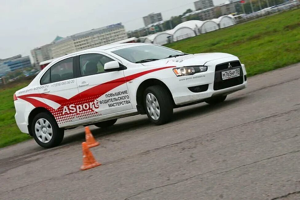 Контраварийное вождение автомобиля. Контраварийная подготовка водителей. Школа контраварийного вождения. Контраварийное вождение курсы.